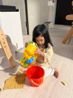 Avery 在小小的花園裡面挖呀挖呀挖