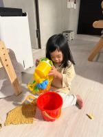 Avery 在小小的花園裡面挖呀挖呀挖