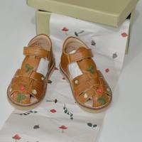 UNIQUA限定 野草莓刺繡羅馬涼鞋 棕