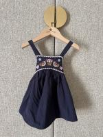 瑪格達刺繡吊帶圍裙洋裝 夜藍
