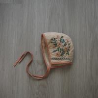 AW23 鋪棉刺繡綁帶帽