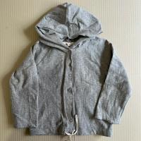 灰色連帽外套