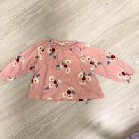 粉紅花上衣
