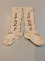 提花刺繡及膝襪