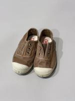 洗舊駝色帆布鞋