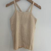 米白色細肩帶內搭上衣
