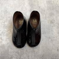 黑色漆皮小靴子