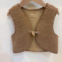 軟綿綿羊角扣背心