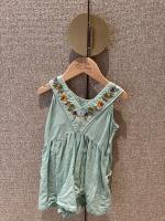 薄荷前圓領後V圖騰刺繡上衣