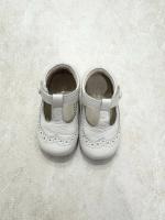 白色雕花寶寶鞋