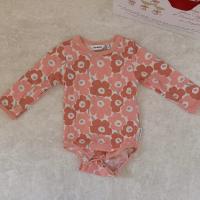 粉色經典印花長袖包屁衣