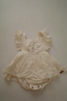 刺繡荷葉包屁衣