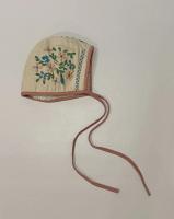 (請看物況說明) AW23 鋪棉刺繡綁帶帽 - almond