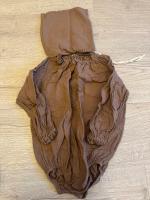 領口有鬆緊荷葉包屁(含帽子)