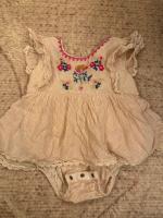 刺繡白色包屁衣