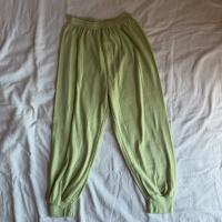 淺綠色柔軟長褲