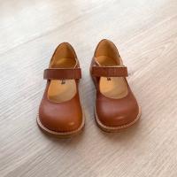 棕色瑪莉珍小皮鞋