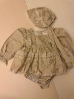 澎袖刺繡包屁衣（含帽）