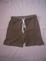 咖色短褲 