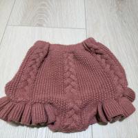 穿紅色花邊小短褲