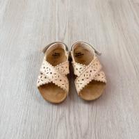 two con me 蕾絲雕刻交叉皮革涼鞋