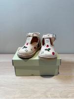 UNIQUA限定T字野草莓刺繡小皮鞋