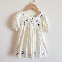 白色刺繡菱格紋泡泡袖洋裝