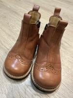 經典雕花真皮兒童短靴