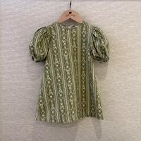 綠色花卉圖案泡泡袖洋裝