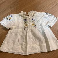 白色亞麻花卉刺繡娃娃衫