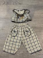 格紋刺繡荷葉領短版上衣與休閒長褲套裝
