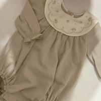 奶油果綠刺繡圓領長袖包屁衣