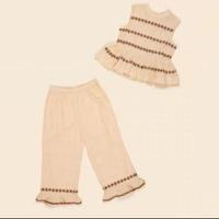 無袖刺繡蕾絲上衣與寬褲套裝