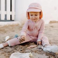 連身泳衣(有帽子也可)