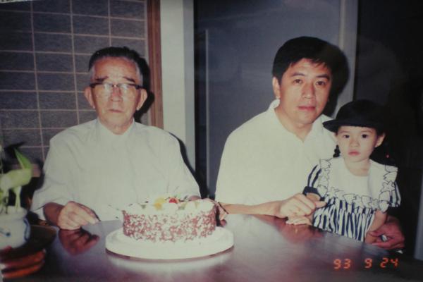 Avery 與家人合照