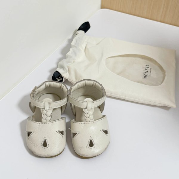 Dudu Off White Leather 花瓣露踝包鞋 image 1 of 0