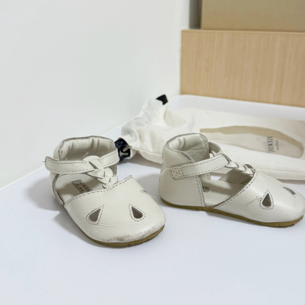 Dudu Off White Leather 花瓣露踝包鞋 image 1 of 0