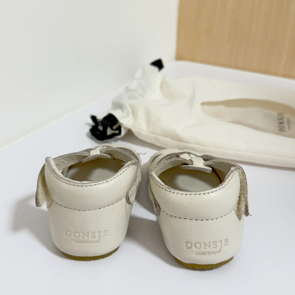 Dudu Off White Leather 花瓣露踝包鞋 image 1 of 0
