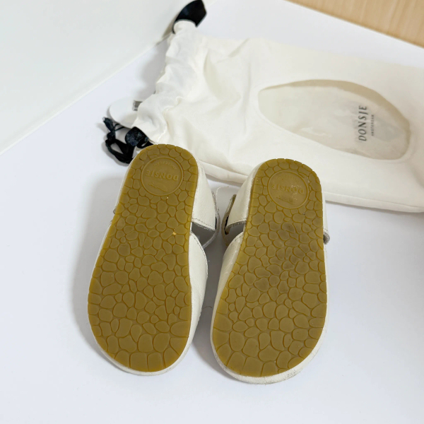 Dudu Off White Leather 花瓣露踝包鞋 image 1 of 0