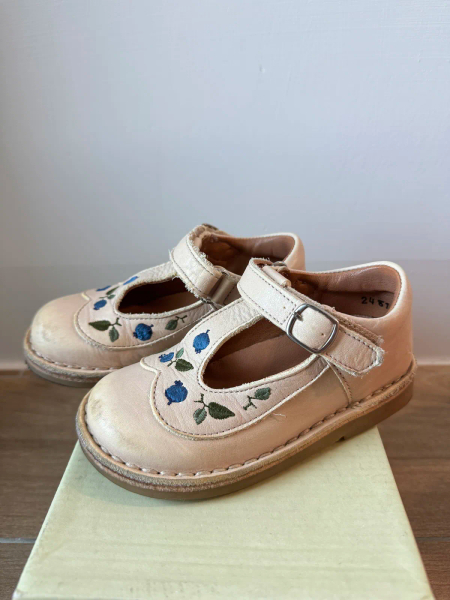 刺繡藍莓皮鞋 image 1 of 0