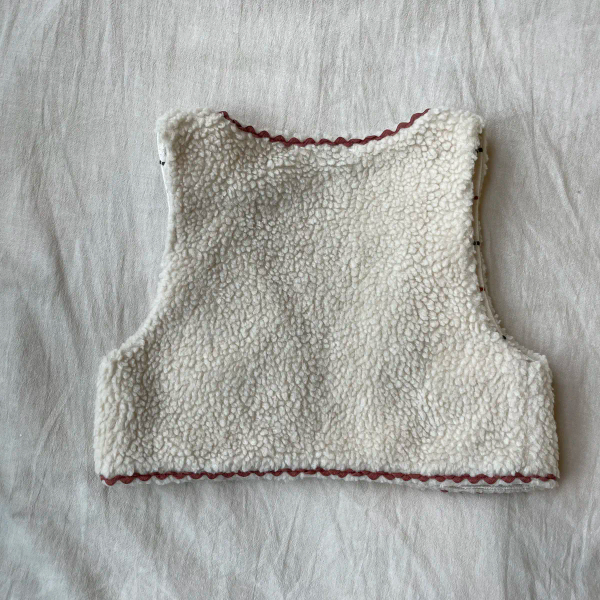 VEST LAMB–米色羔羊短版背心 image 1 of 0
