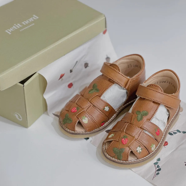 UNIQUA限定 野草莓刺繡羅馬涼鞋 棕 image 1 of 0