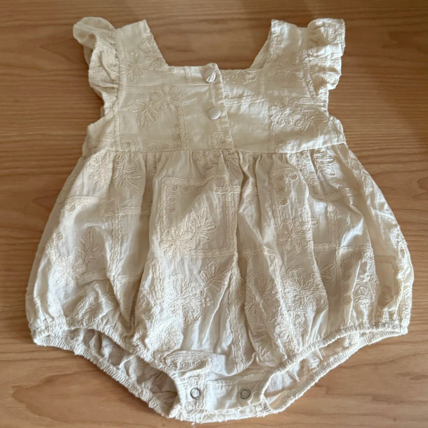 刺繡荷葉邊包屁衣 image 1 of 0