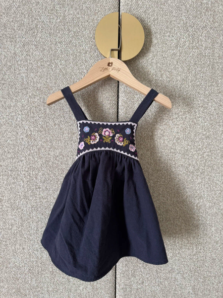瑪格達刺繡吊帶圍裙洋裝 夜藍 image 1 of 0