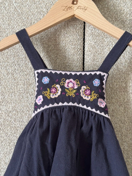 瑪格達刺繡吊帶圍裙洋裝 夜藍 image 1 of 0