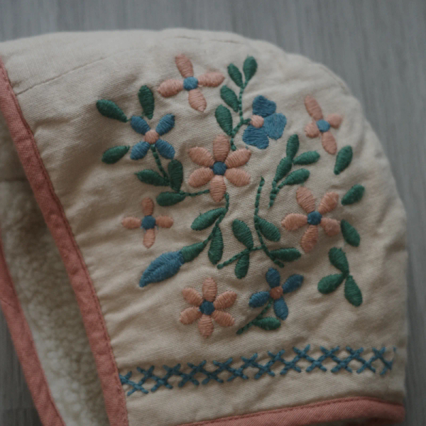 AW23 鋪棉刺繡綁帶帽 image 1 of 0
