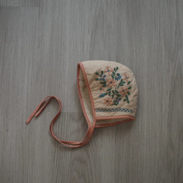 AW23 鋪棉刺繡綁帶帽 image 1 of 0