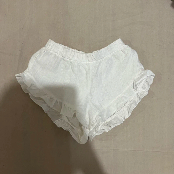 白色荷葉邊短褲 image 1 of 0