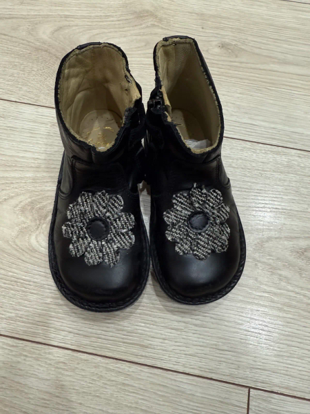 黑色花朵短靴 image 1 of 0