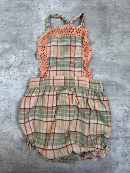 蕾絲格紋吊帶包屁服 image 1 of 0